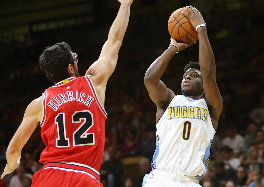 Nuggets hold on to down Pistons