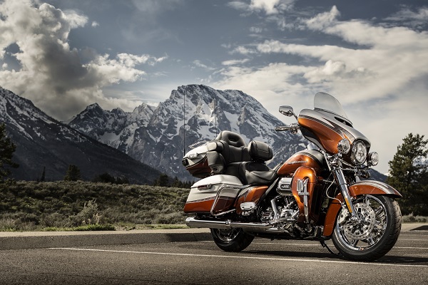 Beauty shot of CVO Ultra Limited against mountain horizon