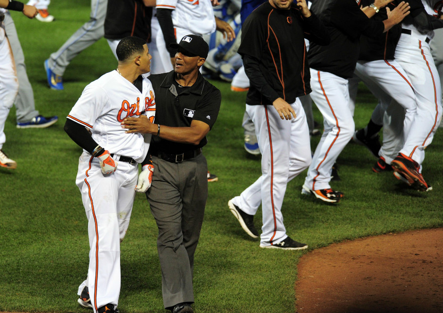 WATCH: Manny Machado charges mound, fights Yordano Ventura