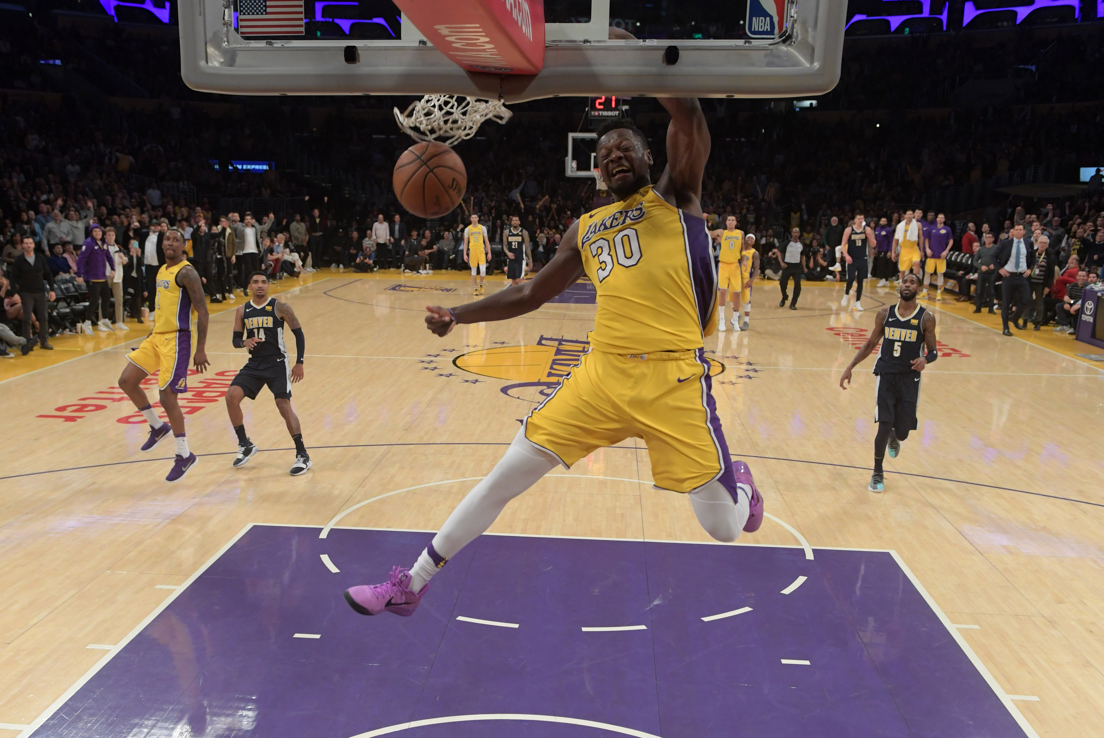LeBron James freezes Lakers' entire defence with slick no-look pass LeBron James freezes Lakers' entire defence with slick no-look pass