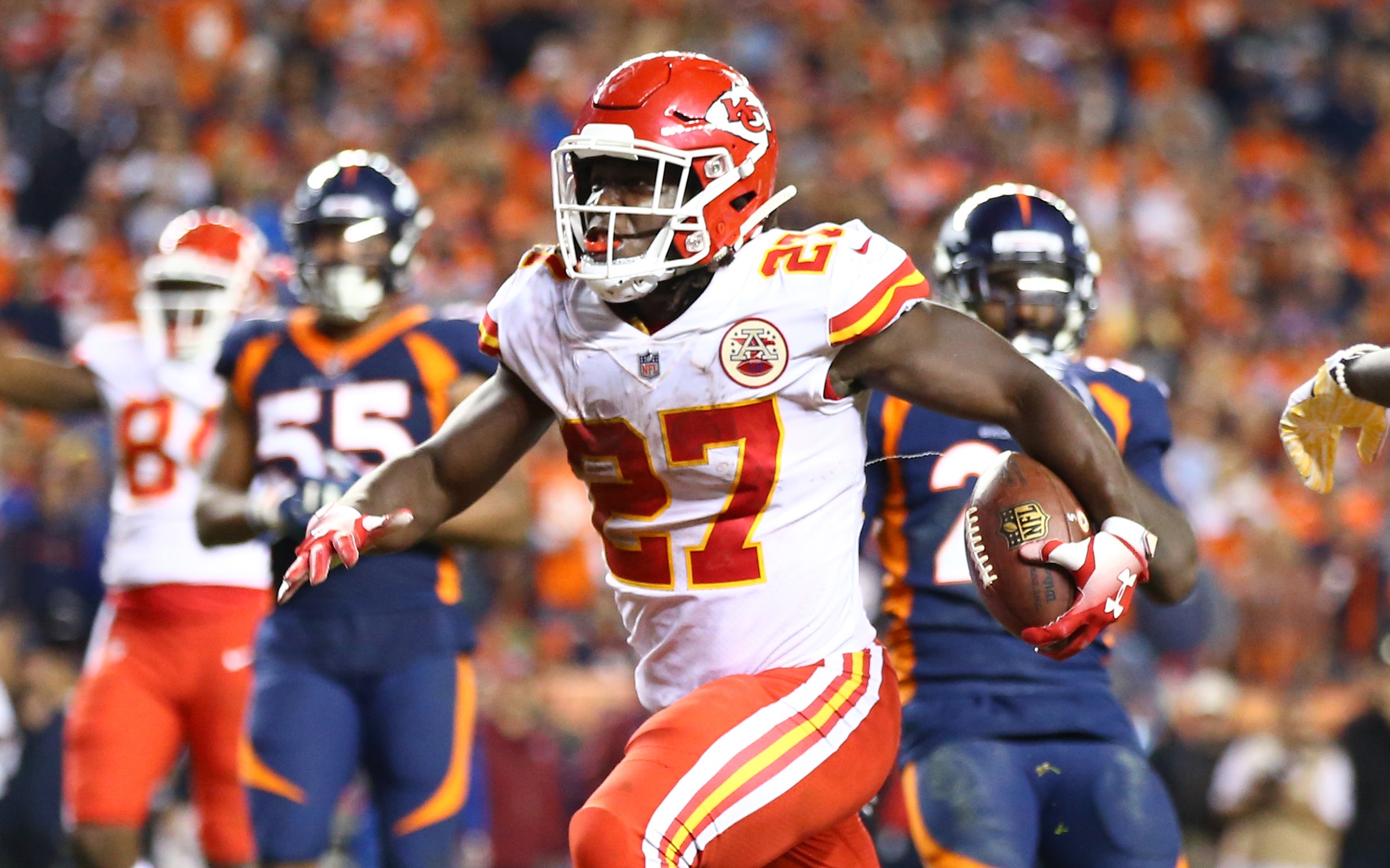 USATSI_11358566 Cropped Kareem Hunt scores the winning touchdown. Credit: Mark. J Rebilas, USA TODAY Sports.