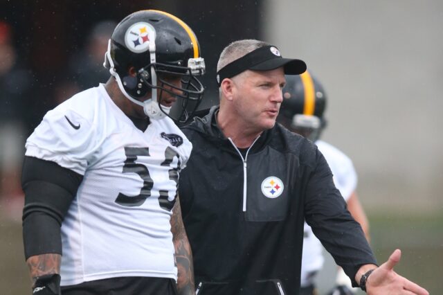Mike Munchak, coaching up Maurkice Pouncey. Credit: Charles LeClaire, USA TODAY Sports.