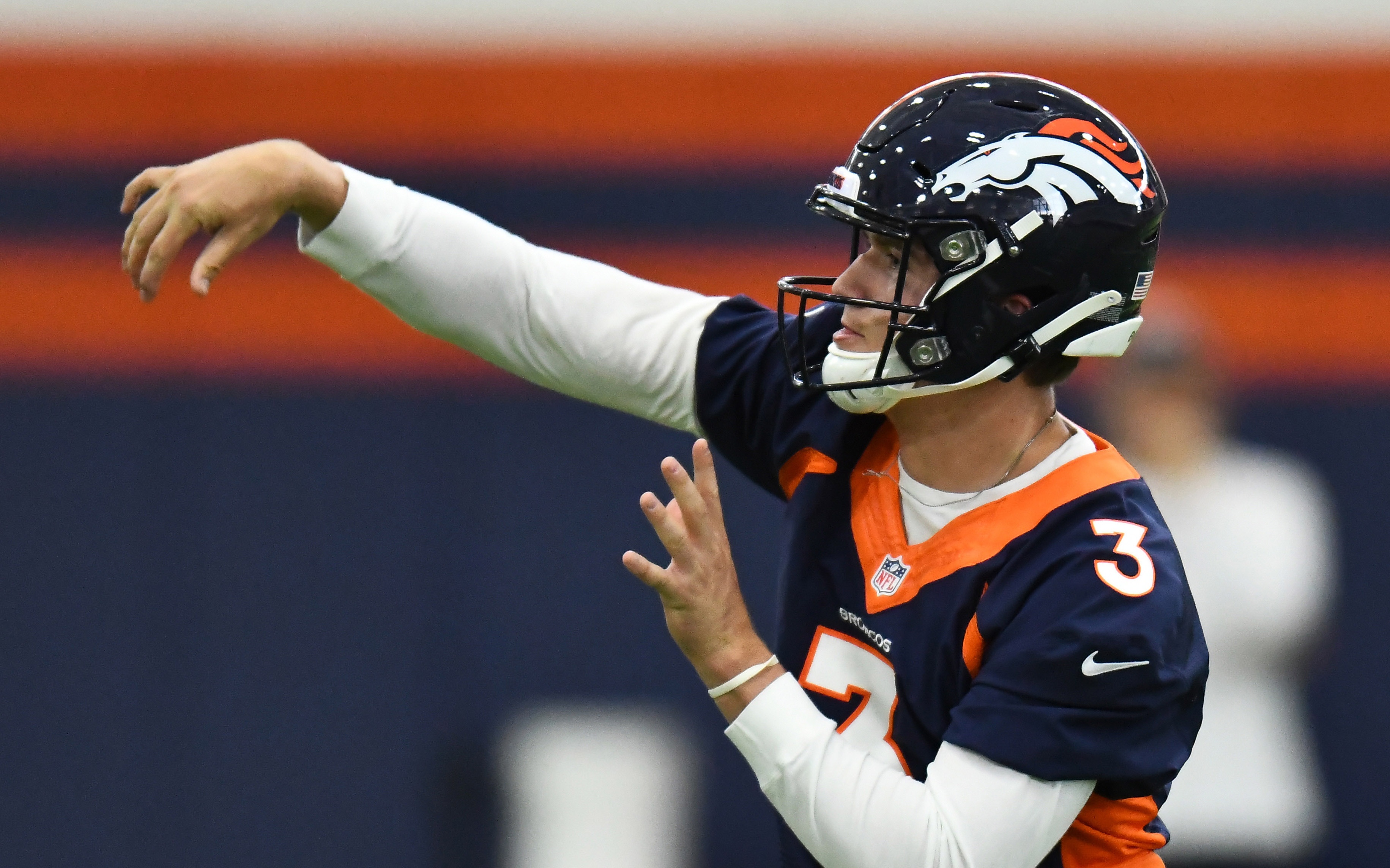USATSI_12833771 Cropped Drew Lock throws in Denver's second practice of the 2019 training camp. Credit: Ron Chenoy, USA TODAY Sports.
