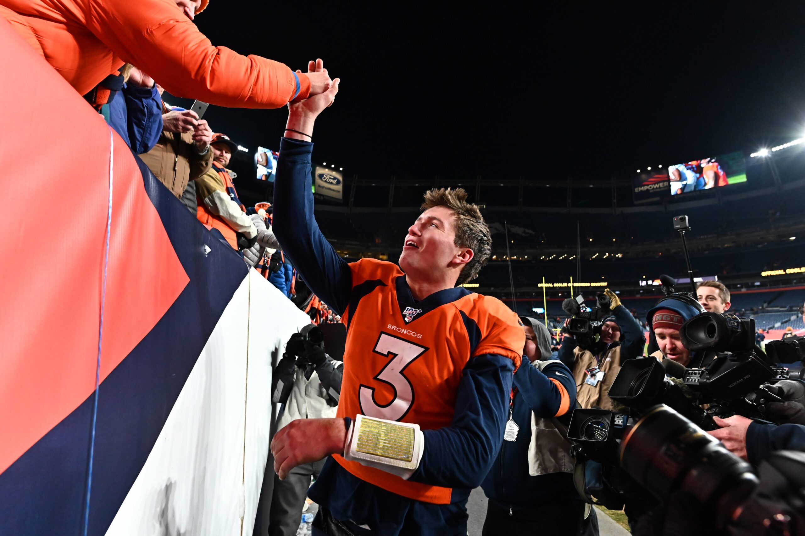 Broncos hang on to beat Raiders, 16-15