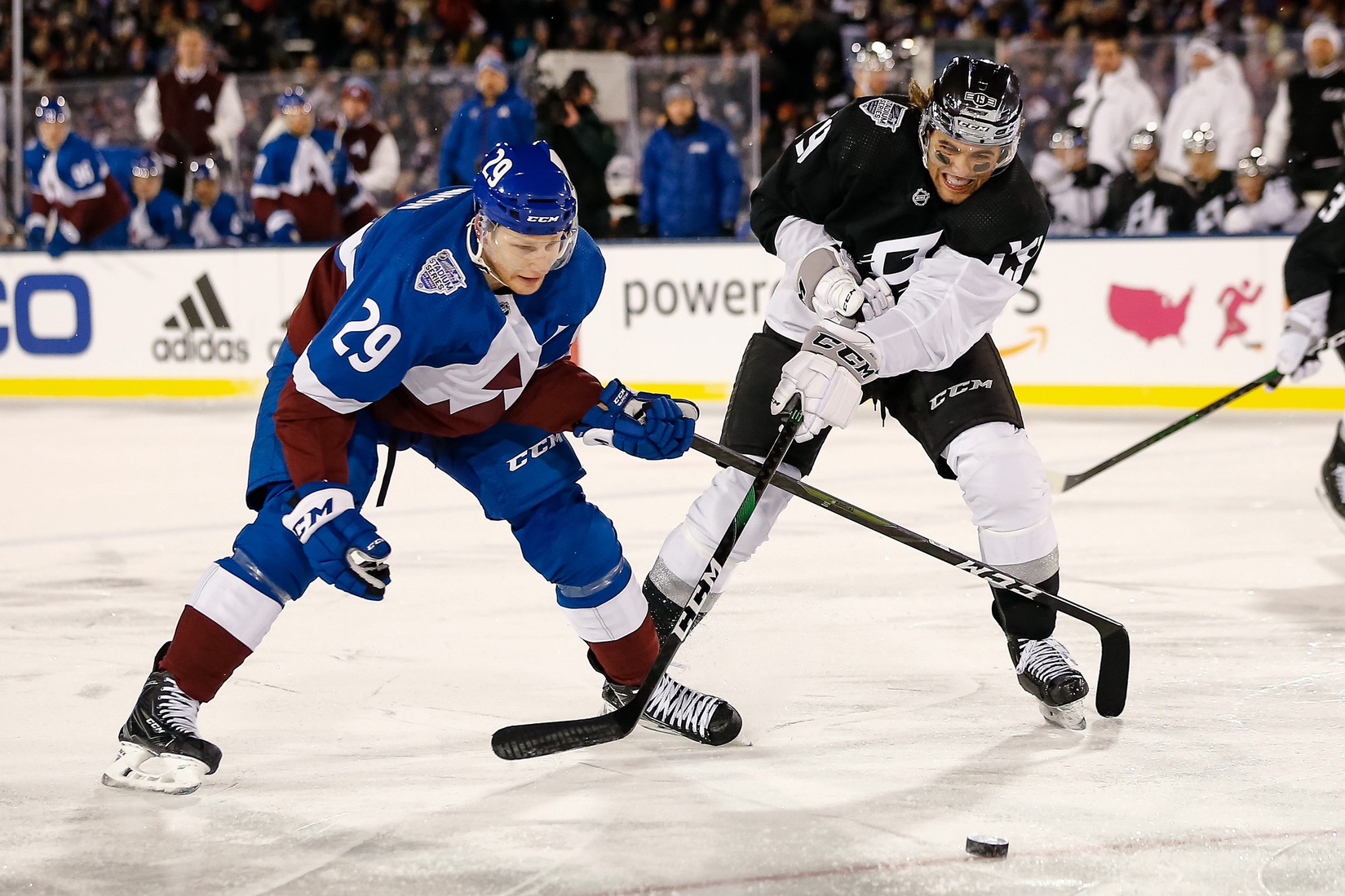 Toffoli's hat trick leads Kings over Avalanche in Stadium Series