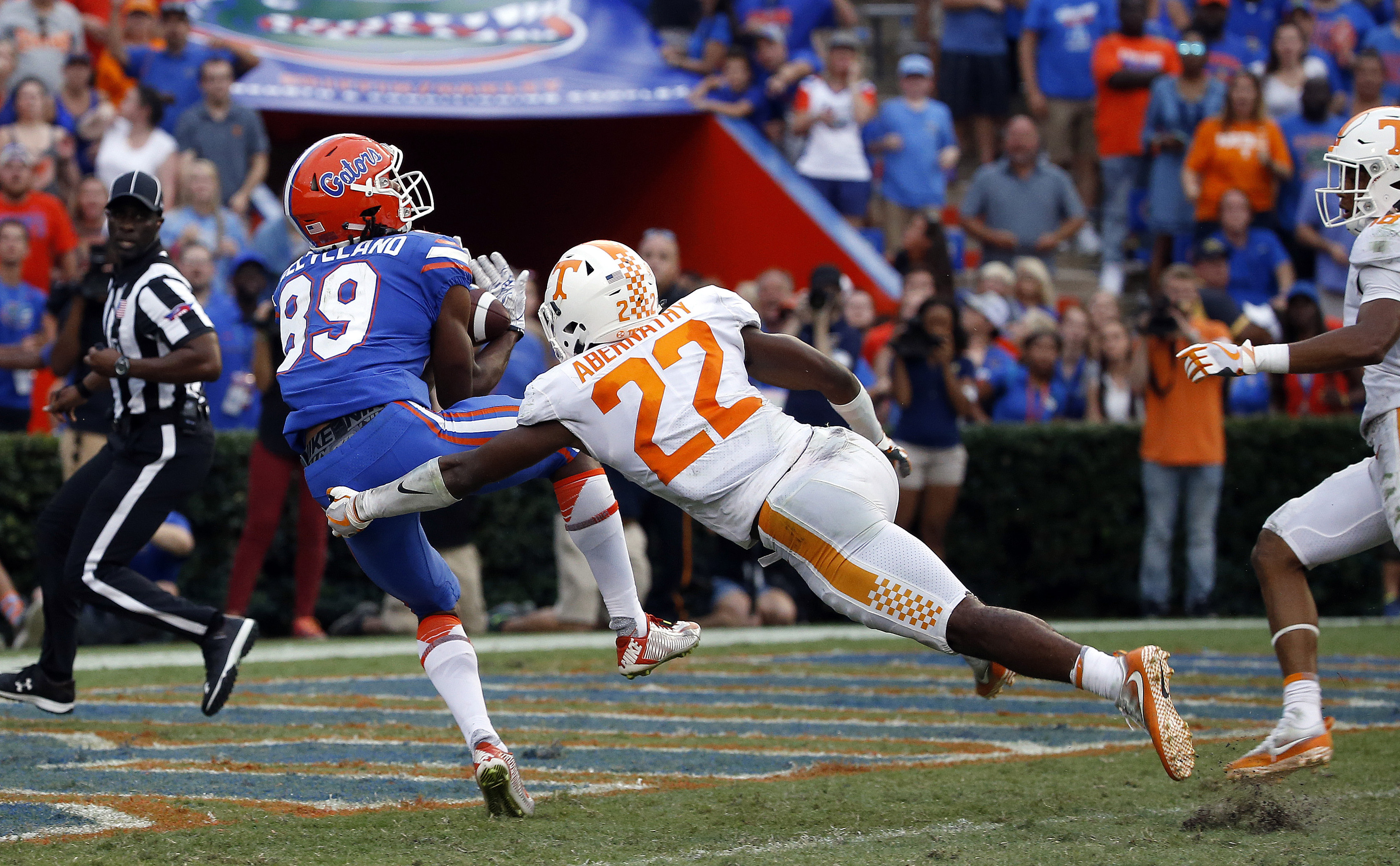 NCAA Football: Tennessee at Florida Florida Gators wide receiver Tyrie Cleveland (89) catches the ball for a touchdown as time expires to win the game as Tennessee Volunteers defensive back Micah Abernathy (22) attempted to defend during the second half at Ben Hill Griffin Stadium.