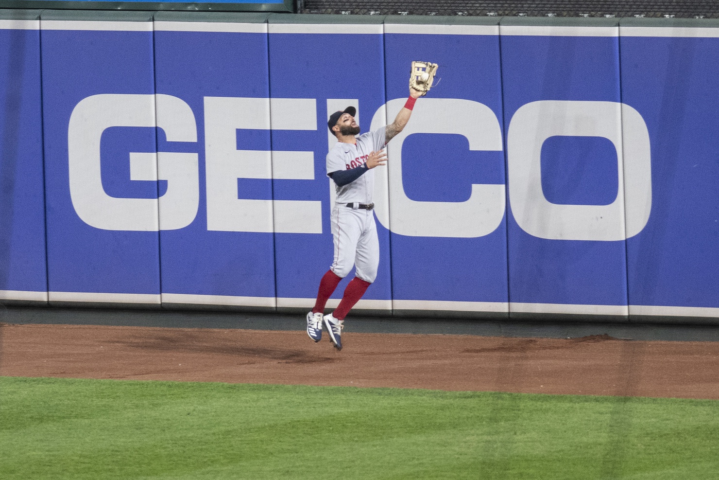 Rockies acquire outfielder Kevin Pillar from Red Sox