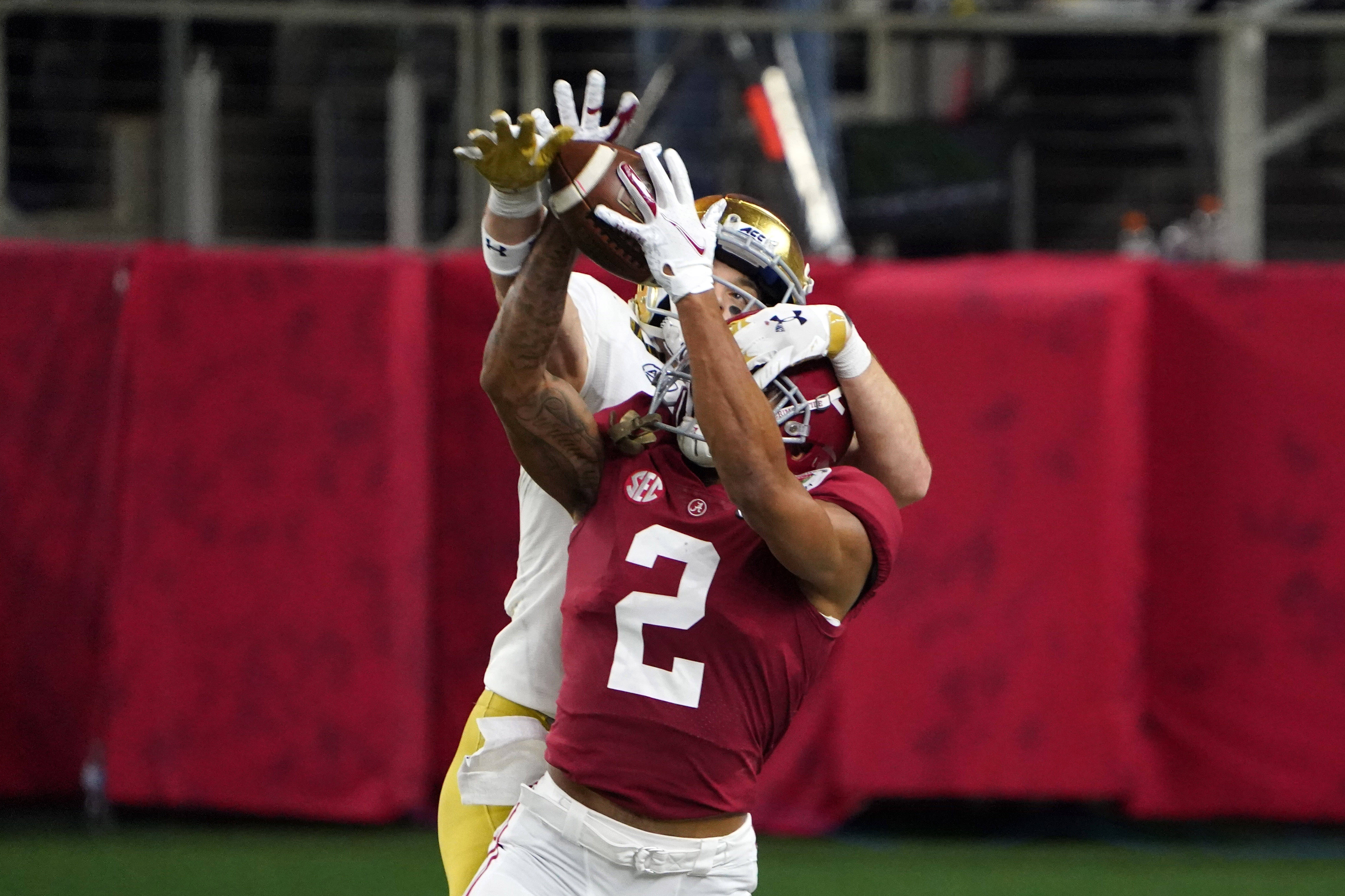 El back defensivo de los Crimson Tide de Alabama, Patrick Surtain II (2), interrumpe un pase destinado al receptor abierto de los Fighting Irish de Notre Dame, Ben Skowronek (11), durante el último cuarto del Rose Bowl en el ATT Stadium.