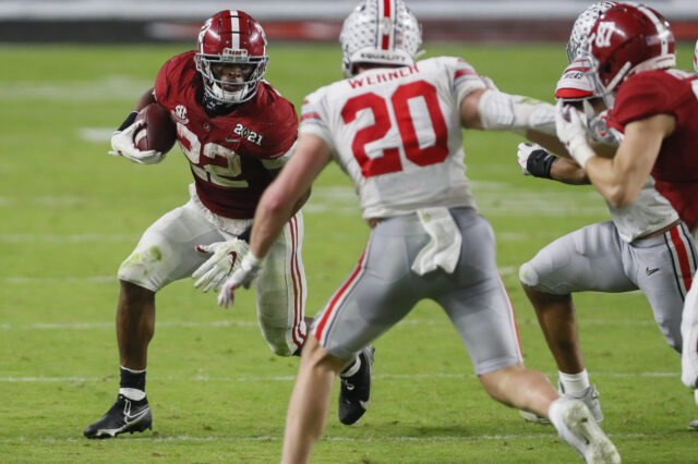 Alabama Crimson Tide running back Najee Harris (22) rushes upfield toward Ohio State Buckeyes linebacker Pete Werner (20) during the second quarter of the College Football Playoff National Championship at Hard Rock Stadium in Miami Gardens, Fla.