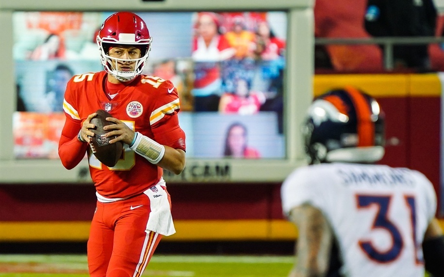 USATSI_15343476_164063748_lowres Cropped Patrick Mahomes faces Justin Simmons and the Broncos in 2020. Credit: Jay Biggerstaff, USA TODAY Sports.