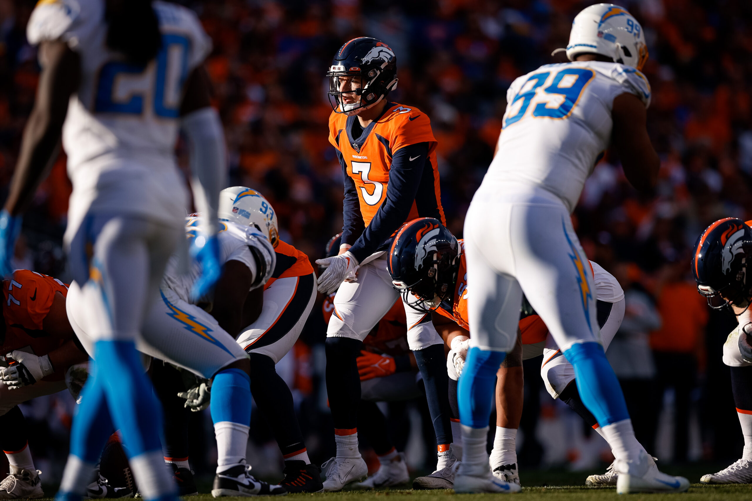 Hackett hands off play-calling duties, Broncos still sputter