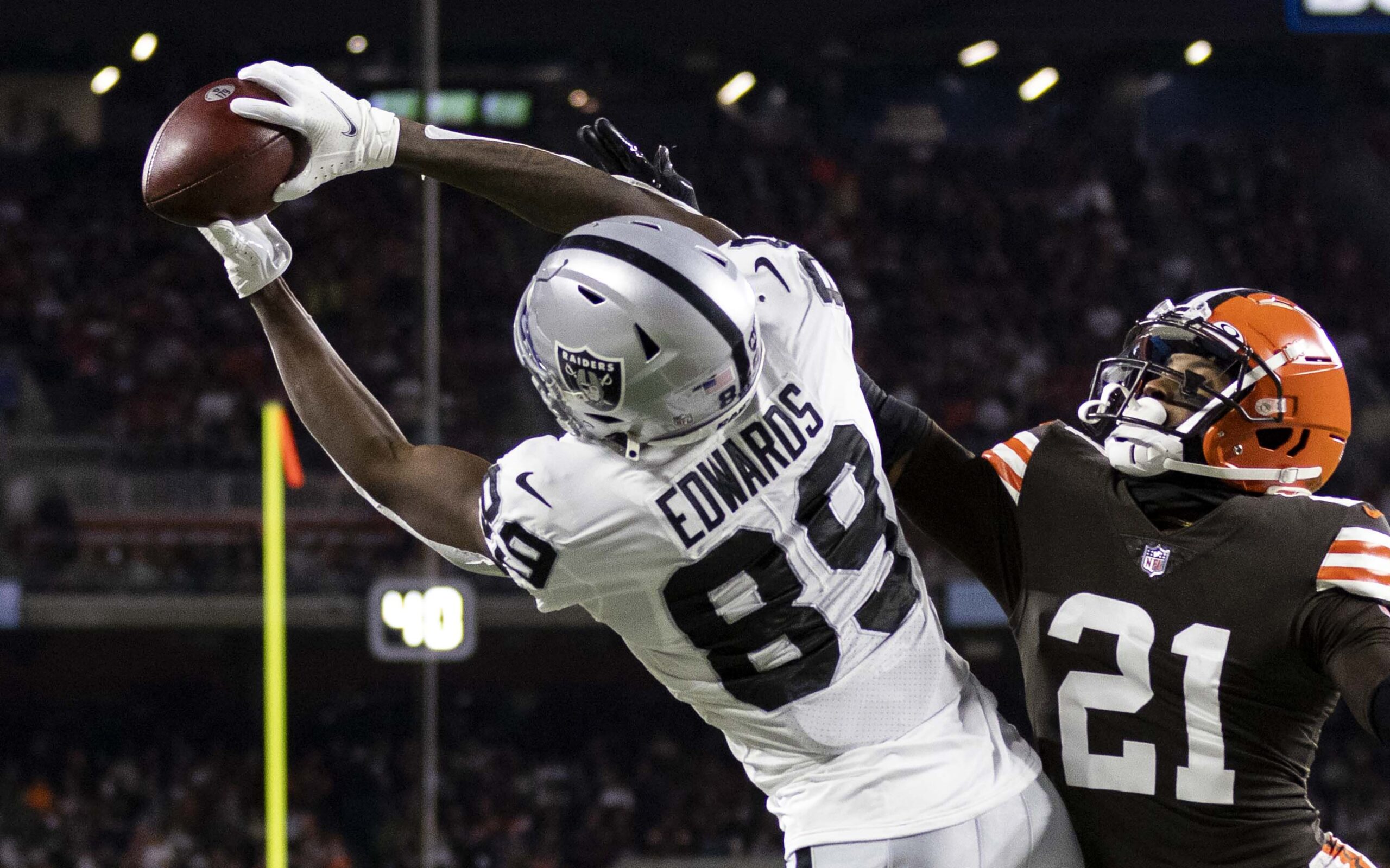 Can't-Miss Play: Las Vegas Raiders wide receiver Bryan Edwards' adjustment  nets epic 32-yard gain