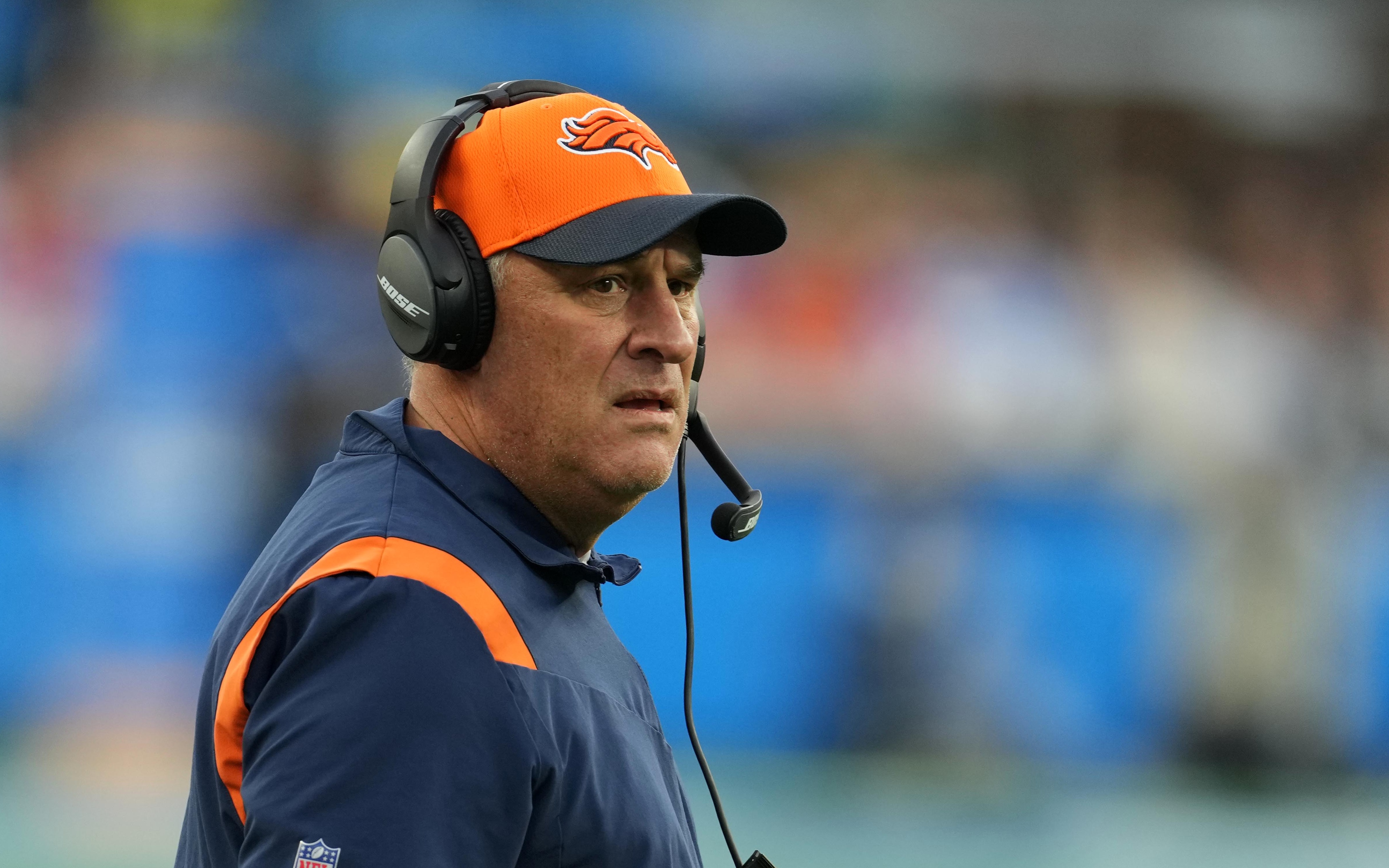 Vic Fangio on the sideline against the Chargers. Credit: Kirby Lee, USA TODAY Sports.
