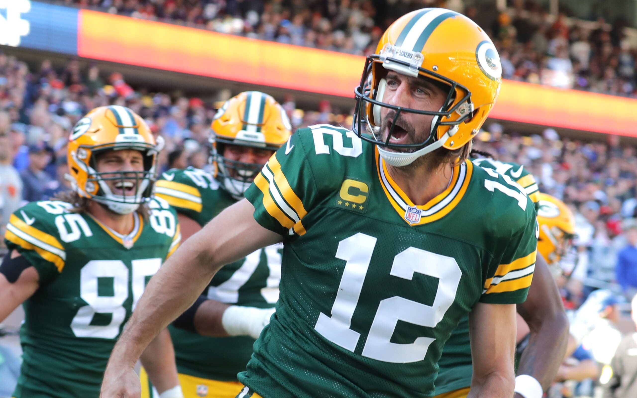 Rodgers agrees to 4-year extension with Packers