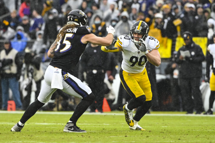 Pittsburgh Steelers outside linebacker T.J. Watt (90) rushes as Baltimore Ravens tight end Eric Tomlinson (85) blocks during the second quarter at M&T Bank Stadium