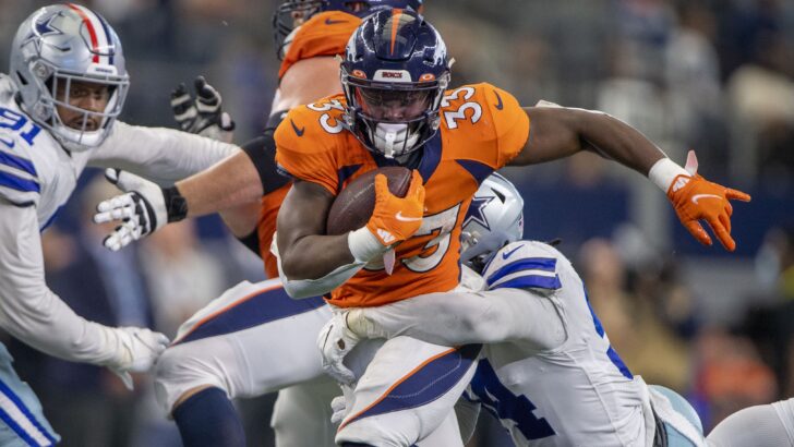 Denver Broncos running back Javonte Williams (33) in action during the game between the Dallas Cowboys and the Denver Broncos at AT&T Stadium.