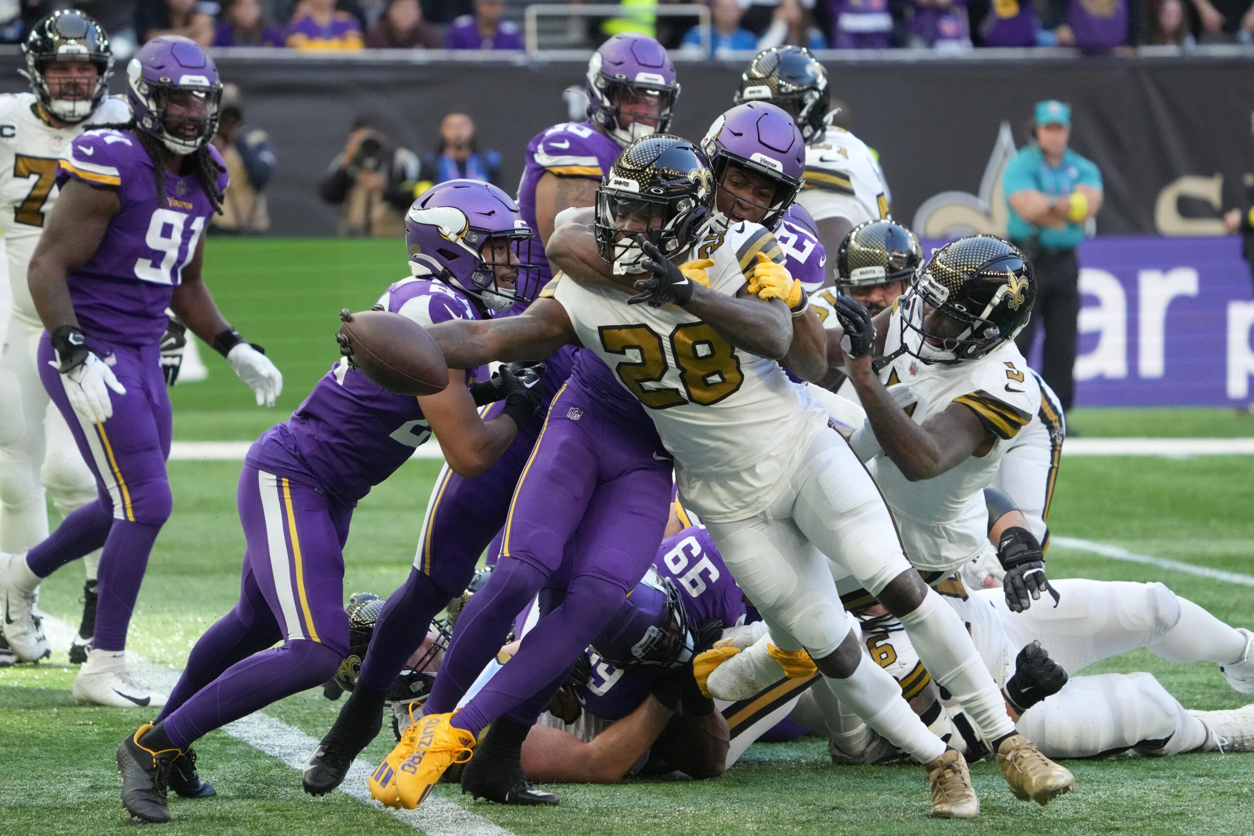 Minnesota Vikings running back Latavius Murray (25) runs around