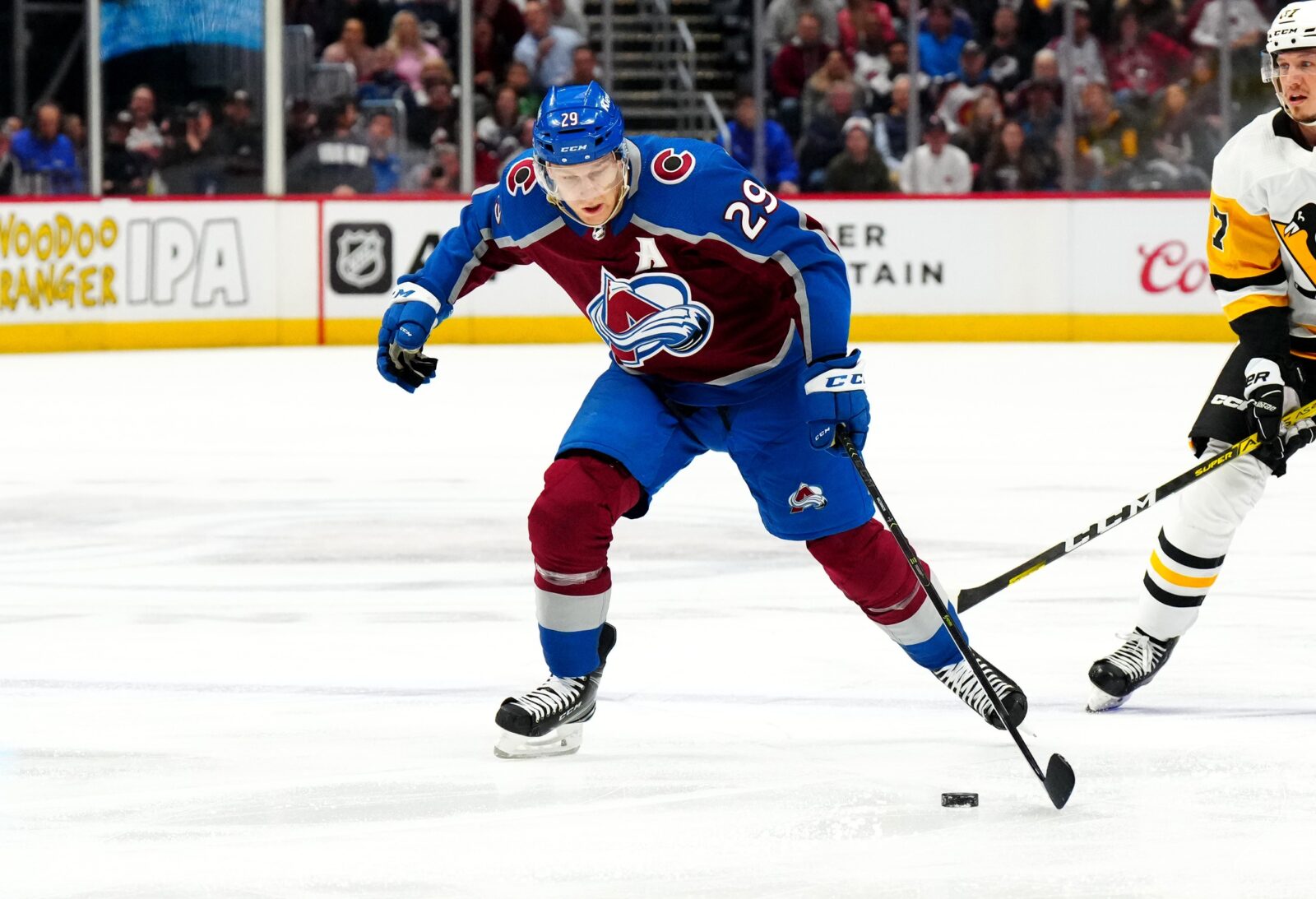 Nathan MacKinnon, Mikko Rantanen willing Avalanche to top of standings