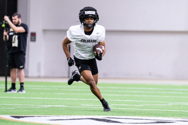 Colorado Buffaloes RB Dylan Edwards runs with the ball at CU Buffs spring practice.