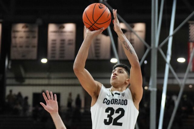 Nique Clifford shoots a jump shot for the University of Colorado in 2023.