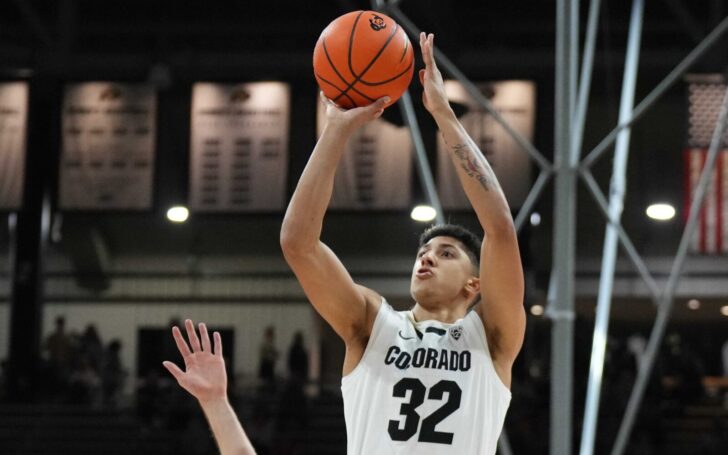 Nique Clifford shoots a jump shot for the University of Colorado in 2023.