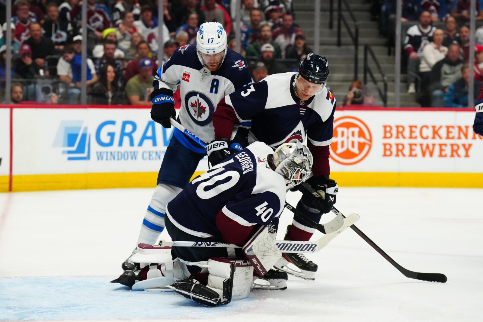 Avs beat Jets 4-2, remain in control of Central Division