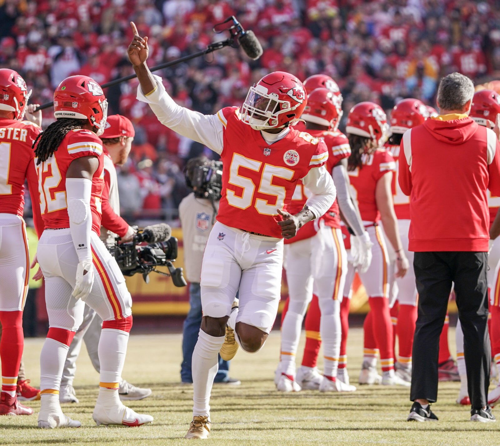 Broncos sign former Pro Bowler Frank Clark, who starred for Chiefs