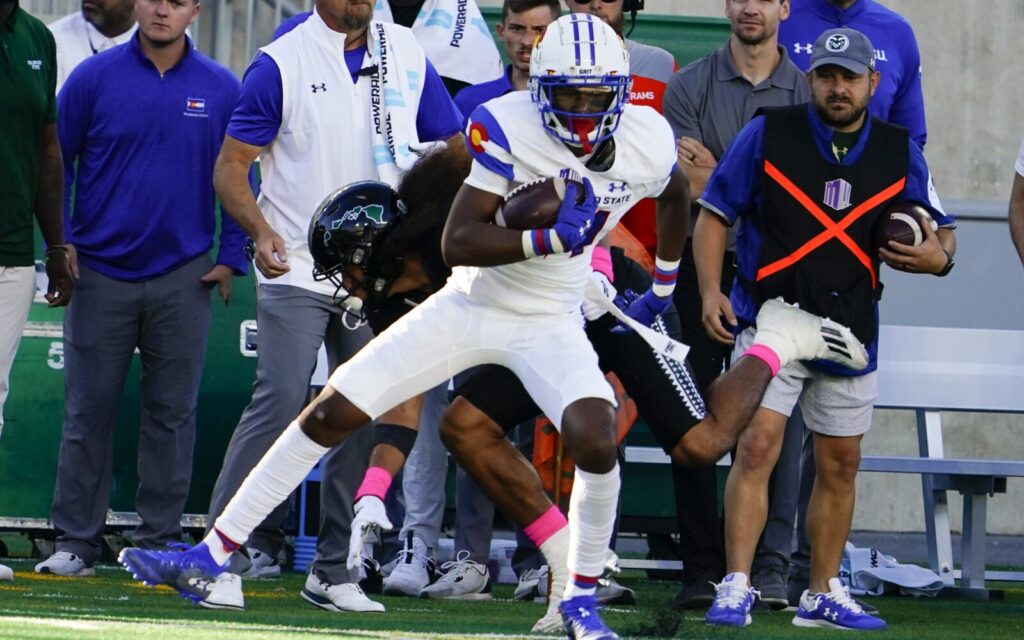 Tory Horton catches a pass against Hawaii.