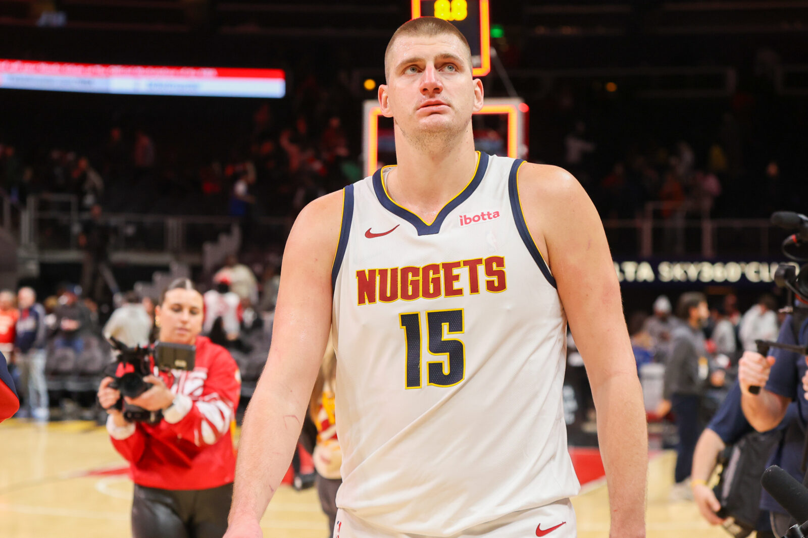 Despite Nikola Jokic's ejection, Nuggets beat Bulls