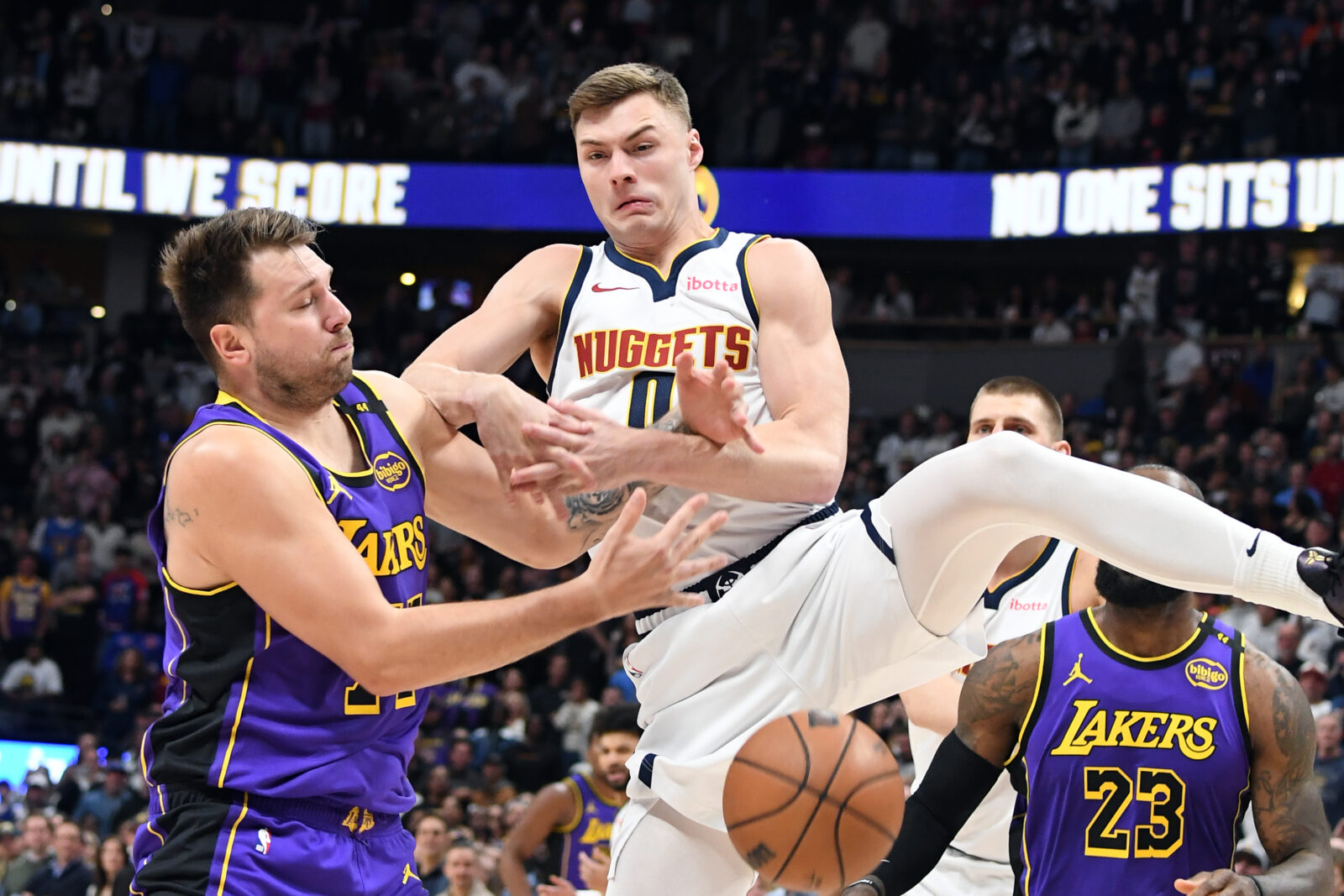 What to Watch for in Denver Nuggets vs Los Angeles Lakers tonight